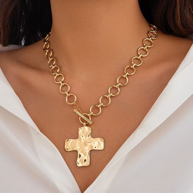 Hot sale Gold Layered Chunky C - Cross Pendant Necklace Gold 评论和价格
