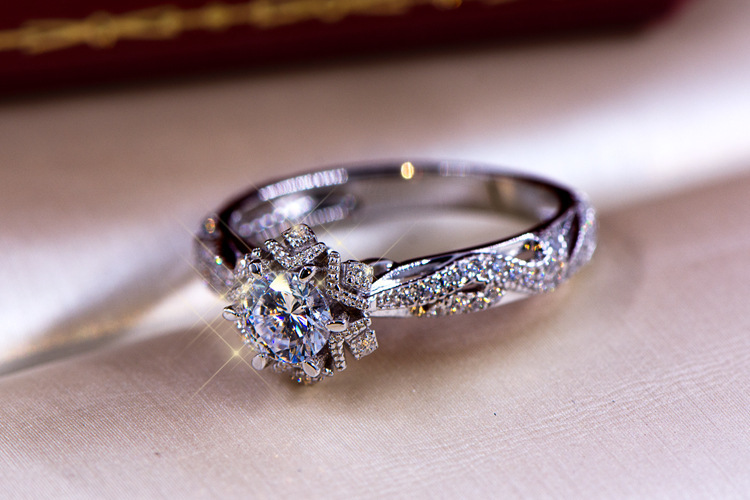 Hollow Flower Star S925 Sterli - Moissanite Engagement Ring 1 Carat 评论和价格