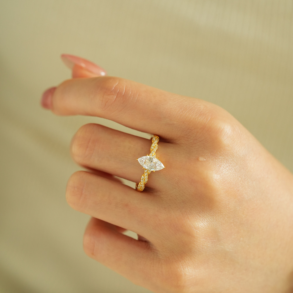 Lumira 100% 18K Gold Marquise  - Moissanite Engagement Ring 1 Carat 评论和价格